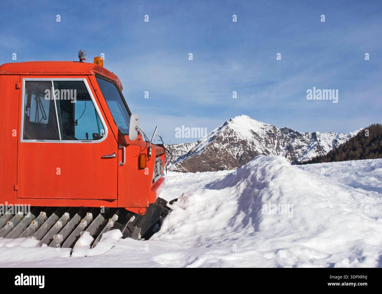 vecchio spazzaneve tracciato davanti a un mucchio di neve Foto Stock