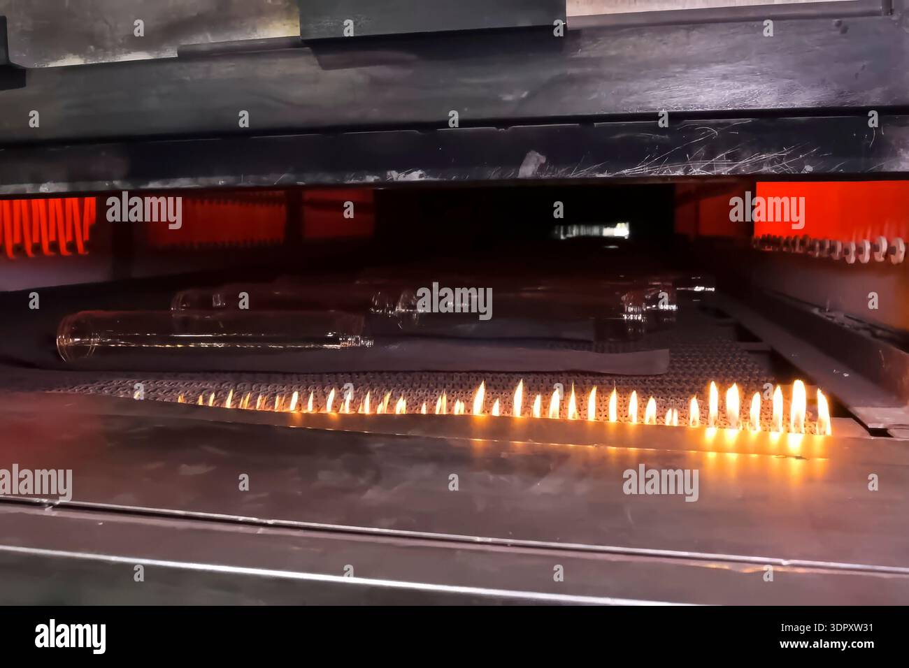 Fusione del vetro da materiali riciclati, riscaldamento del vetro sul fuoco. Foto Stock