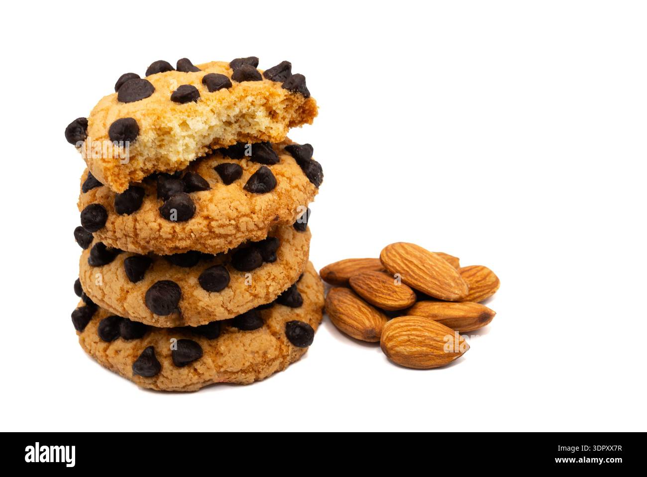 Tre biscotti con gocce di cioccolato impilati accanto a una piccola pila di mandorle, isolati su sfondo bianco. Ingredienti sani per spuntini combinati. Alta qualità Foto Stock