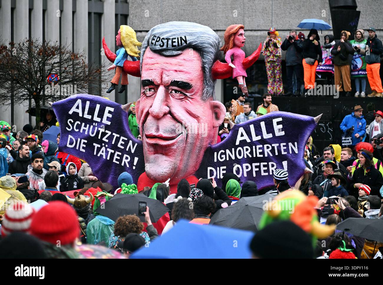 Sfilata del lunedì delle rose a Düsseldorf; float a tema di Jaques Tilly: Jeffrey Epstein, tutti proteggono gli autori, tutti ignorano le vittime. Foto Stock