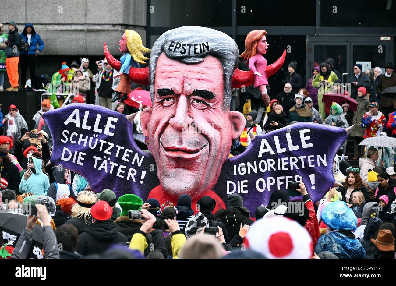 Sfilata del lunedì delle rose a Düsseldorf; float a tema di Jaques Tilly: Jeffrey Epstein, tutti proteggono gli autori, tutti ignorano le vittime. Foto Stock