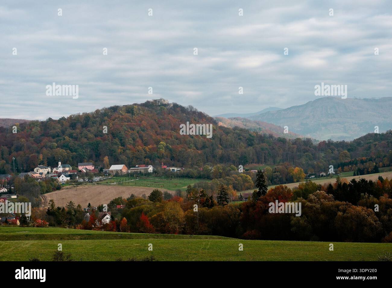 Scenario autunnale dell'insediamento rurale. Pittoresco villaggio di montagna tra il fascino dell'autunno e il fascino storico Foto Stock