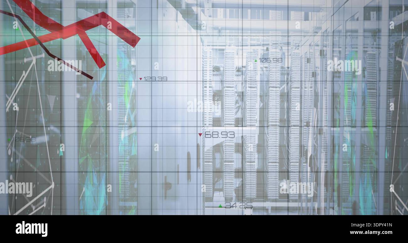 Visualizzazione dei rack server centrali che mostrano le metriche nella sala server, con pannelli di vetro e grafico rosso Foto Stock