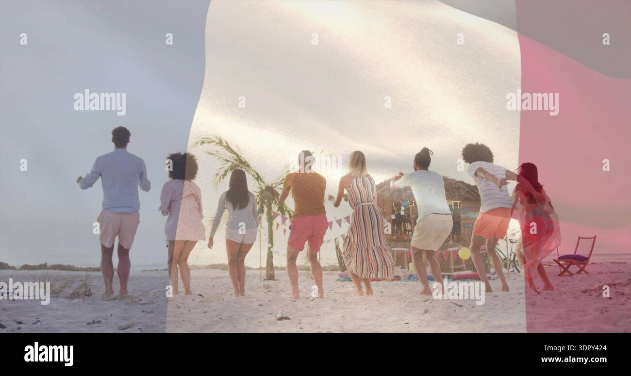 Un gruppo di otto persone che indossano pantaloncini e abiti da sole si dirige verso la capanna tiki sulla spiaggia sabbiosa, per poi passare a bunting Foto Stock