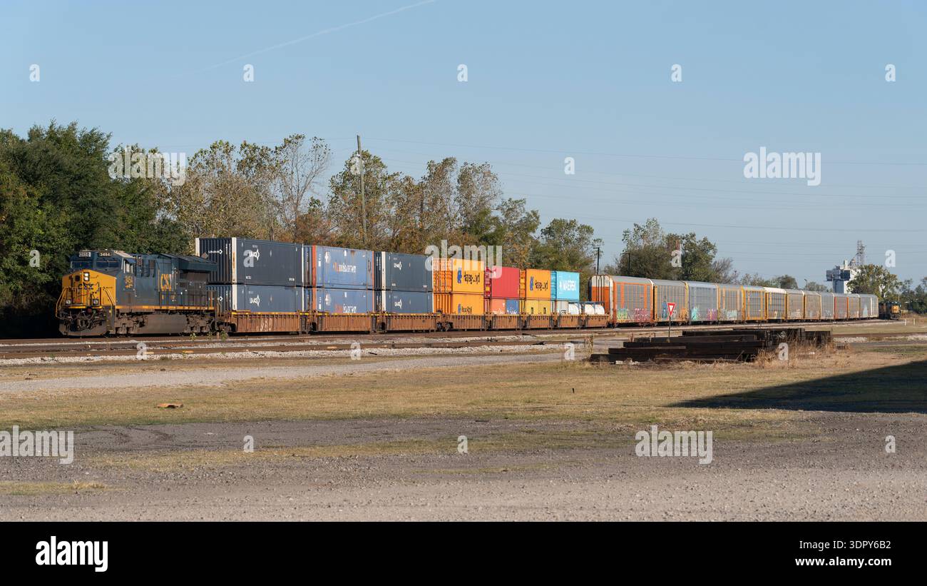 Montgomery, Alabama, Stati Uniti. 25 ottobre 2025. Foto di Richard Holmes. Treni della CSX Railroad a Montgomery, ALABAMA. Foto Stock