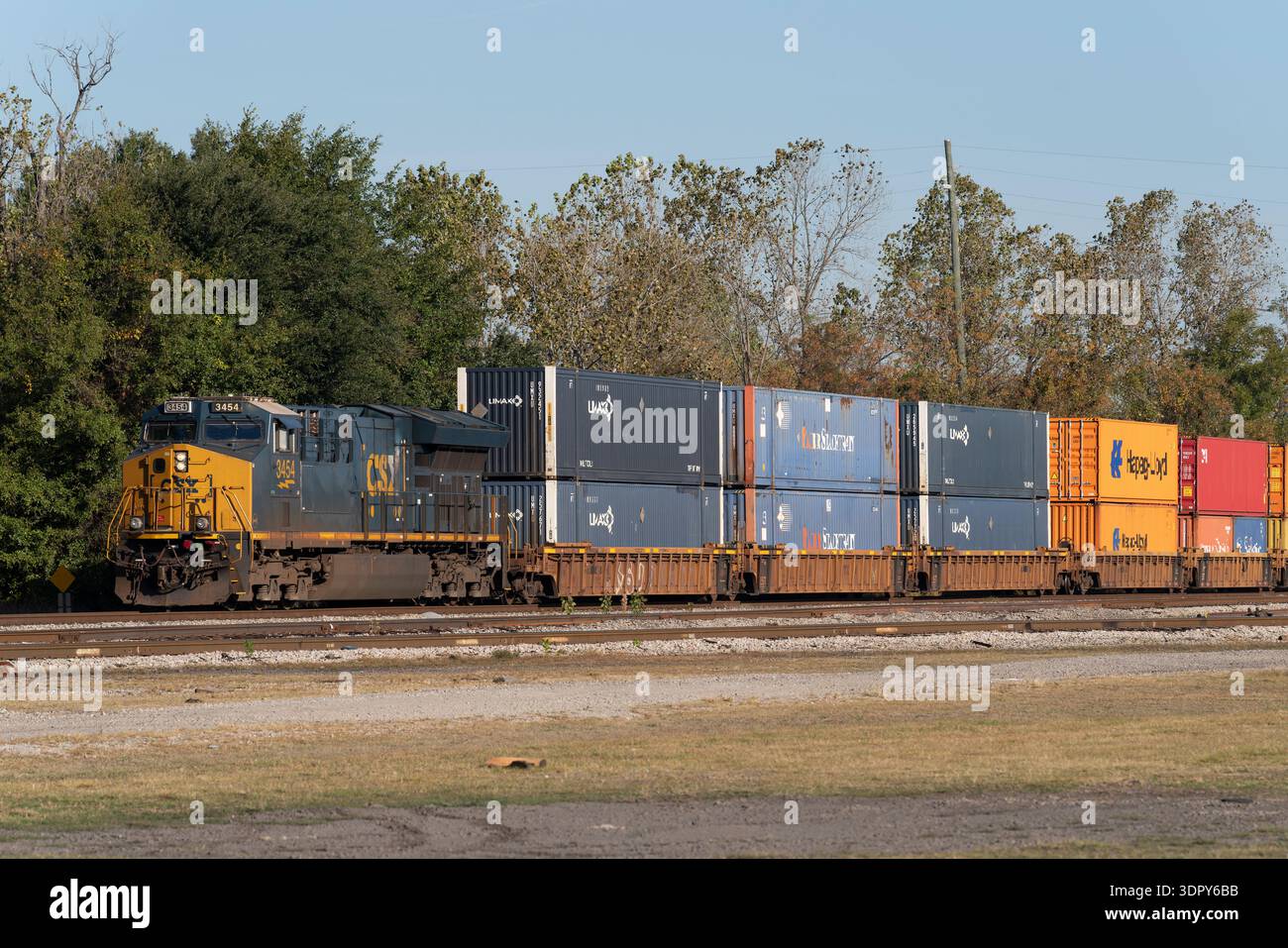 Montgomery, Alabama, Stati Uniti. 25 ottobre 2025. Foto di Richard Holmes. Treni della CSX Railroad a Montgomery, ALABAMA. Foto Stock