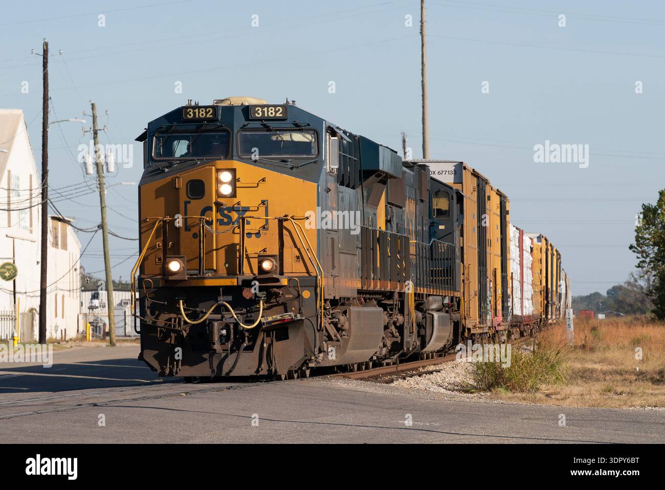 Montgomery, Alabama, Stati Uniti. 25 ottobre 2025. Foto di Richard Holmes. Treni della CSX Railroad a Montgomery, ALABAMA. Foto Stock