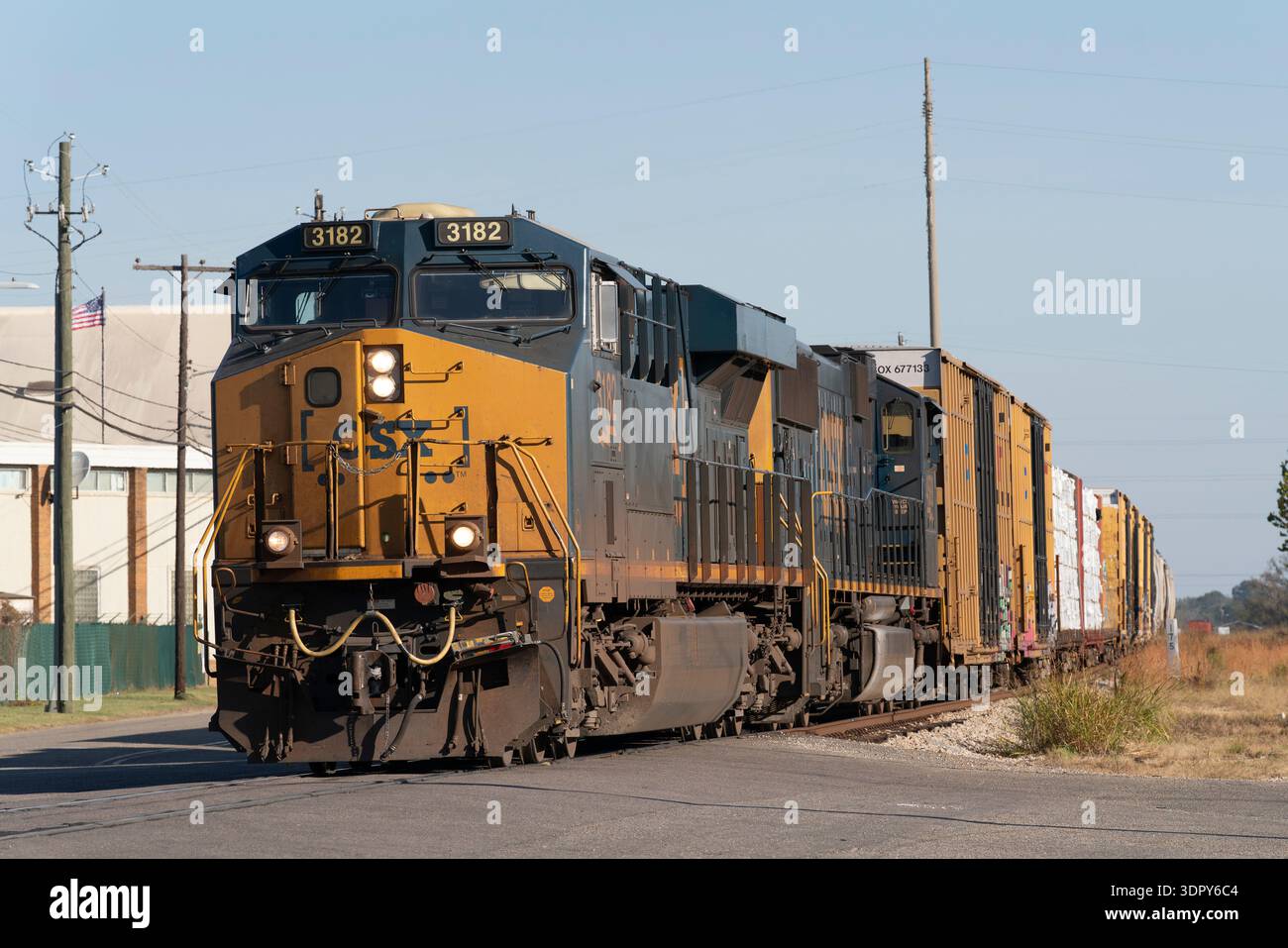 Montgomery, Alabama, Stati Uniti. 25 ottobre 2025. Foto di Richard Holmes. Treni della CSX Railroad a Montgomery, ALABAMA. Foto Stock