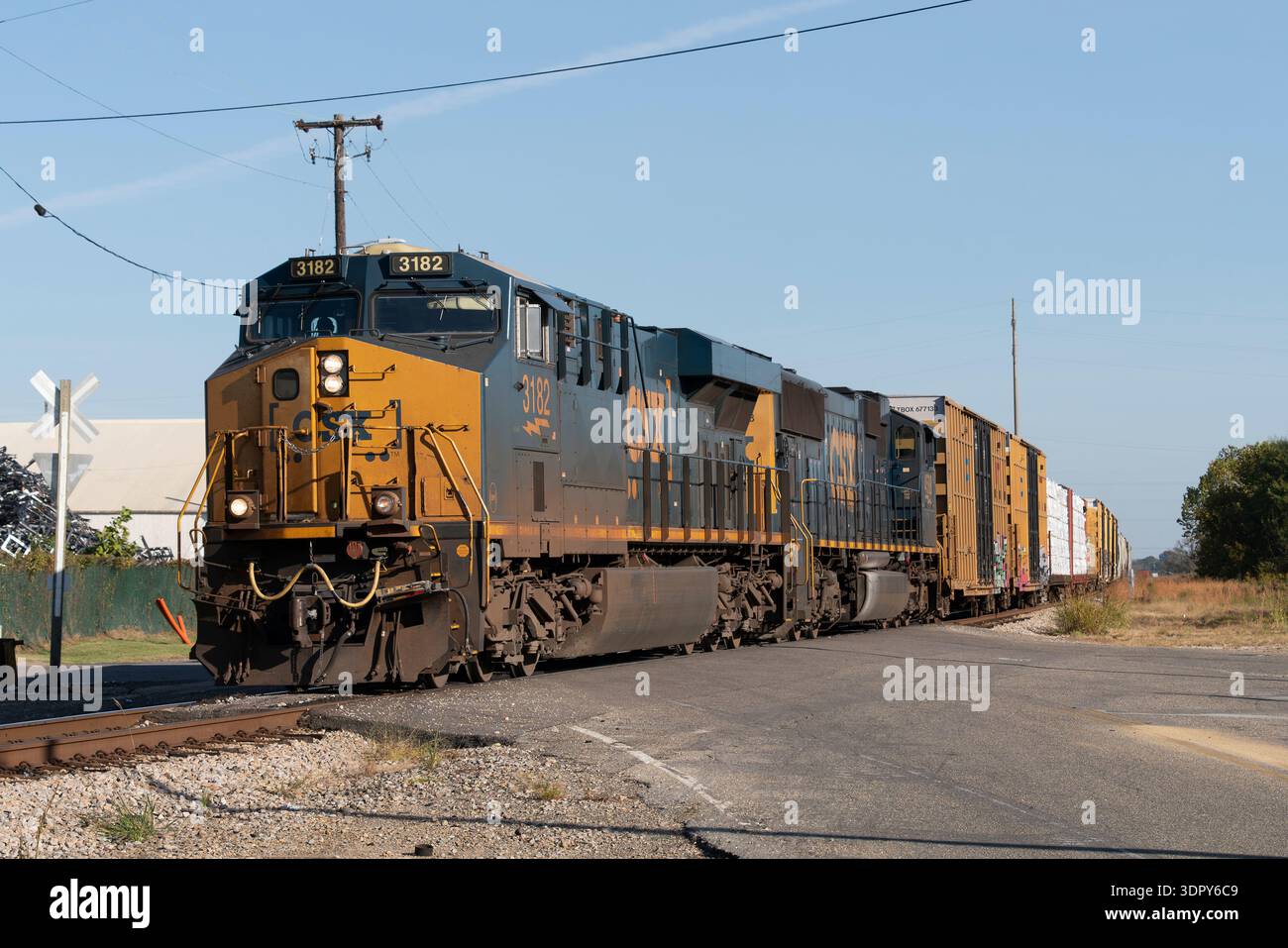 Montgomery, Alabama, Stati Uniti. 25 ottobre 2025. Foto di Richard Holmes. Treni della CSX Railroad a Montgomery, ALABAMA. Foto Stock