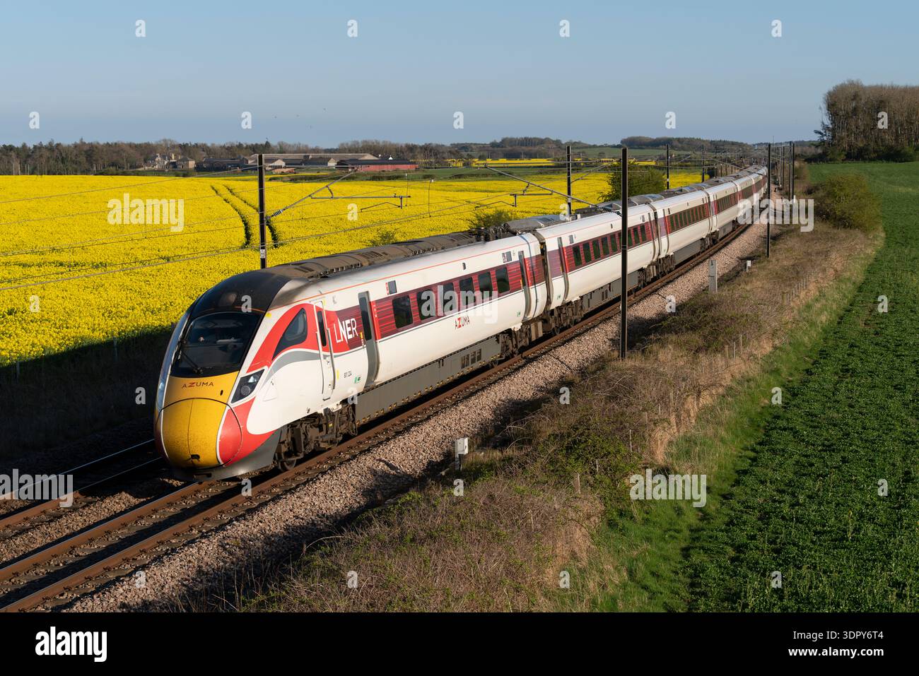 Rennington, Northumberland, Regno Unito. 20 aprile 2025. Foto di Richard Holmes. Un LNER Azuma sul servizio ferroviario da Londra Kings Cross a Edimburgo alle 15:00 Foto Stock