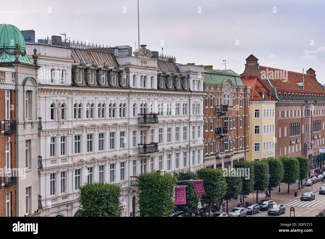 Helsingborg, Svezia - 12 agosto 2025: Veduta degli edifici signorili che costeggiano una strada della città, le loro facciate sono un mix di crema, bianco e mattoni, sotto un morbido, ov Foto Stock
