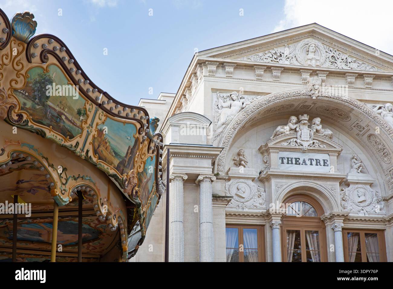 Teatro dell'Opera di Avignone (Opéra Grand Avignon) con giostra in Place de l'Horloge, Avignone, Provenza, Francia. Foto Stock