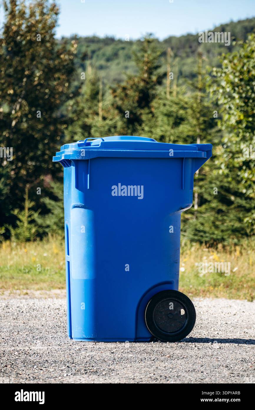 Cestino di riciclaggio residenziale blu sul lato della strada rurale in Quebec Foto Stock