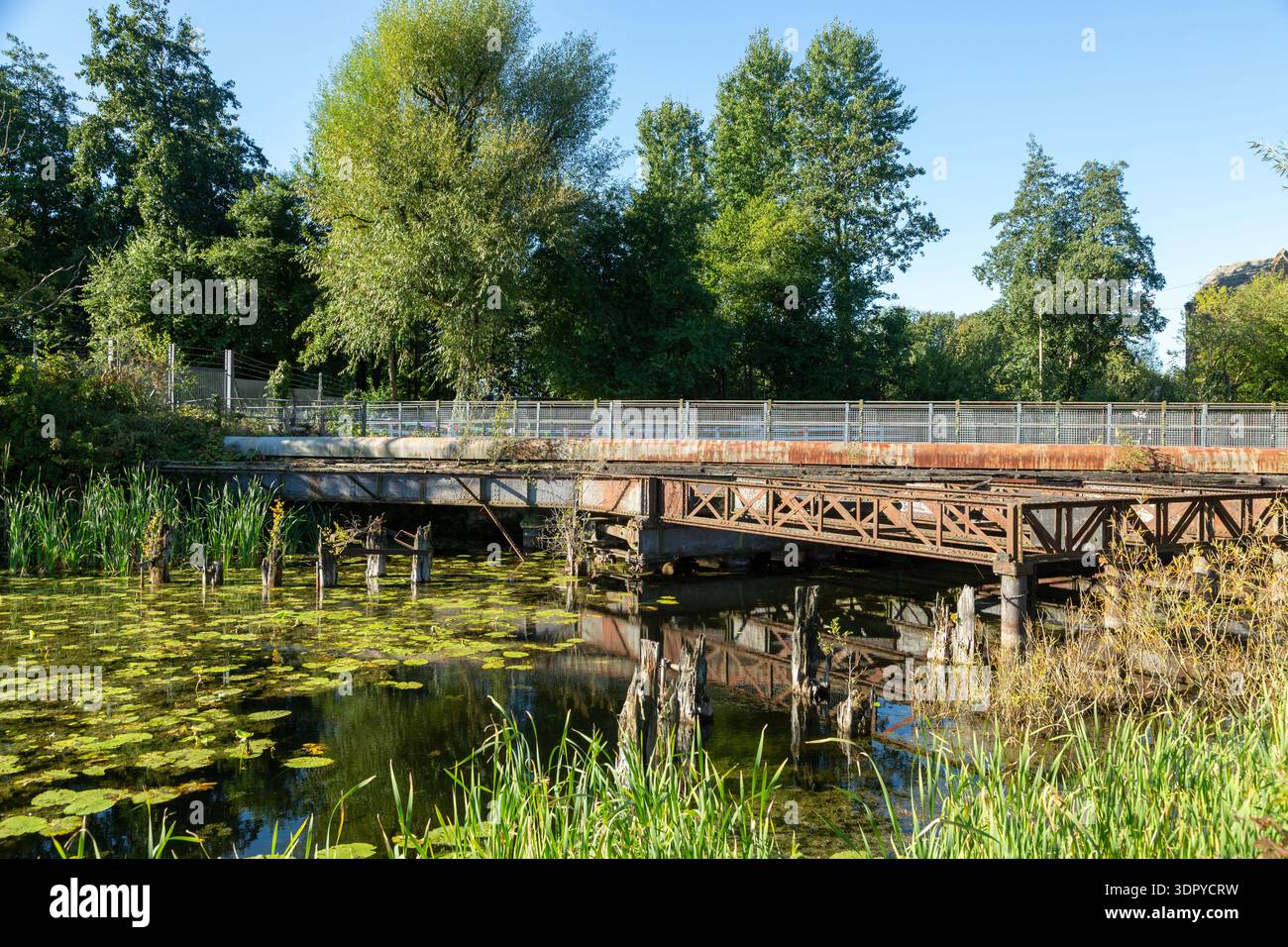 Il Rolling Bridge del 1883 fu costruito per trasportare la ferrovia sul canale delle navi di Ulverston, permettendole di spostarsi per le navi, Ulverston, Cumbria, Inghilterra Foto Stock