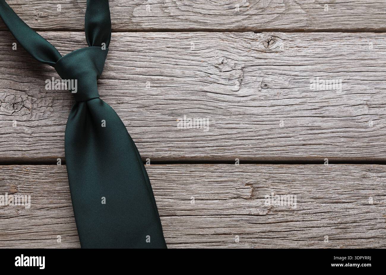Cravatta posizionata in modo ordinato su una superficie in legno pronta per un evento formale o una riunione Foto Stock