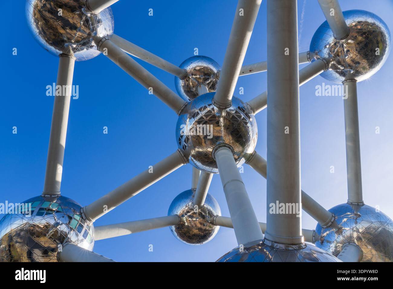 Bruxelles, Belgio - 8 febbraio 2026: La torre Atomium, vista dettagliata su un cielo azzurro Foto Stock