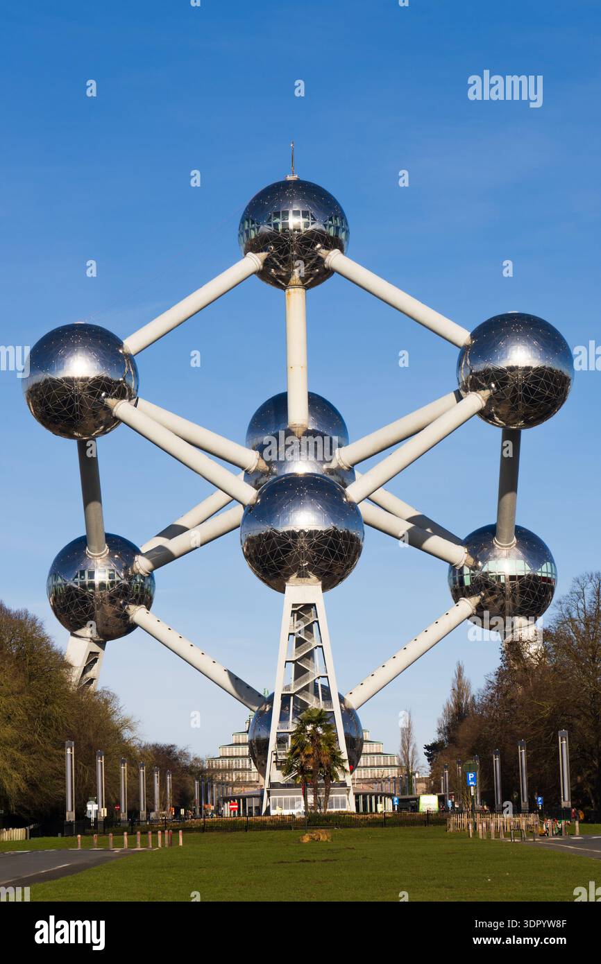 Il monumentale Atomium storico con le sue sfere metalliche lucenti che si ergono in alto sopra un parco verde contro un cielo azzurro limpido a Bruxelles, in Belgio Foto Stock