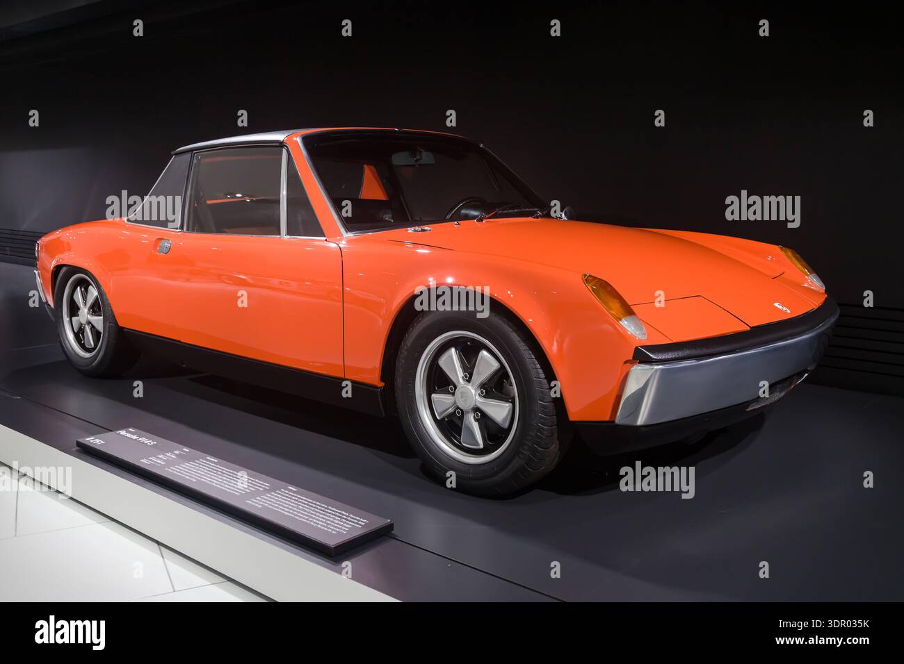 Stoccarda, Germania - 7 dicembre 2025: Porsche 914 S dal 1969, un'auto sportiva a motore medio che rappresenta l'approccio progettuale sperimentale di Porsche durante la Foto Stock