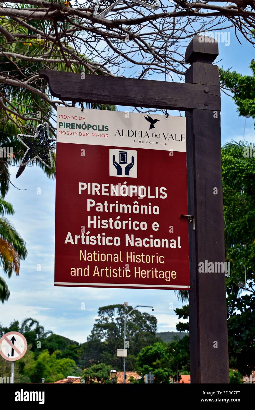 PIRENÓPOLIS, Goiás, BRASILE - 15 gennaio 2026: Targa di identificazione per il patrimonio storico e artistico nazionale Foto Stock