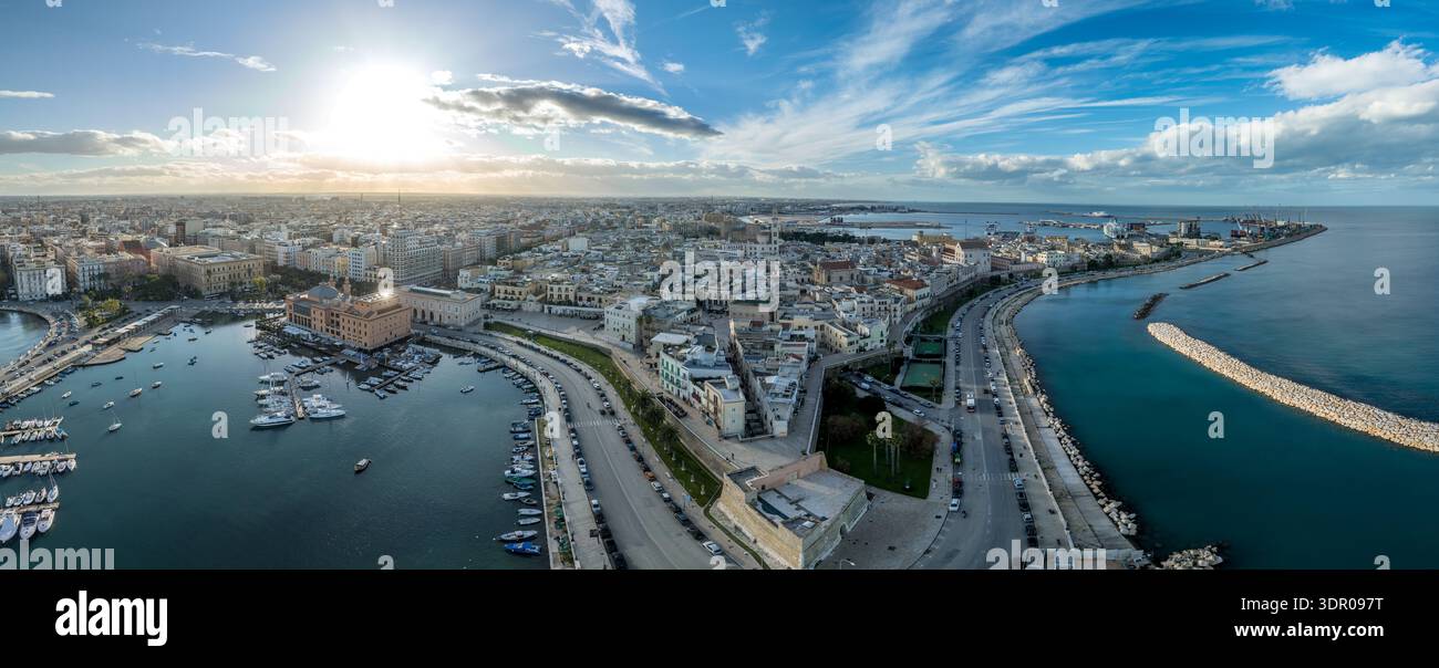 Bari Vecchia: Scopri il cuore medievale della Puglia, con la Basilica di San Nicola, gli storici vicoli in pietra e l'antica fortificazione adriatica Foto Stock