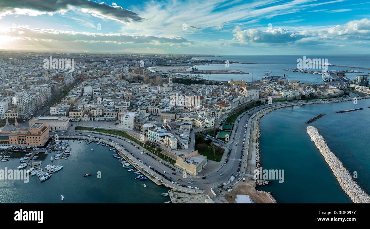 Bari Vecchia: Scopri il cuore medievale della Puglia, con la Basilica di San Nicola, gli storici vicoli in pietra e l'antica fortificazione adriatica Foto Stock