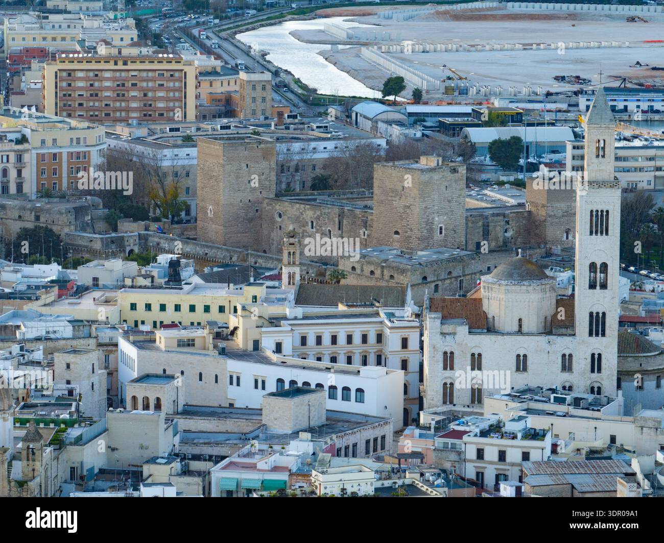 Veduta aerea di Bari Castello Svevo: Una grande fortezza normanna-Hohenstaufen a guardia dell'ingresso della città vecchia con torri e bastioni Foto Stock