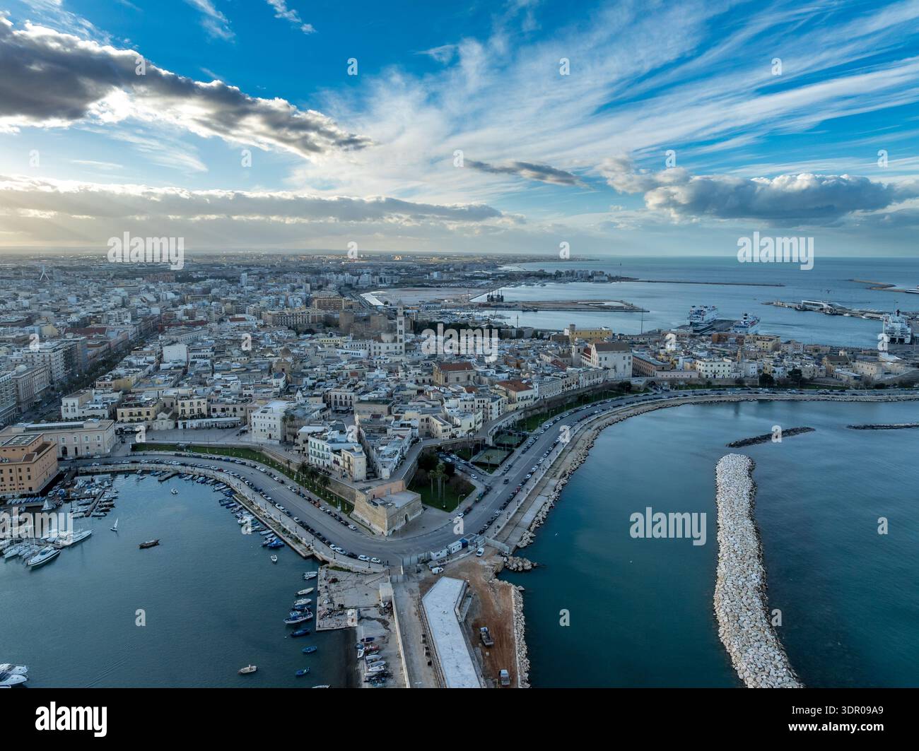 Bari Vecchia: Scopri il cuore medievale della Puglia, con la Basilica di San Nicola, gli storici vicoli in pietra e l'antica fortificazione adriatica Foto Stock