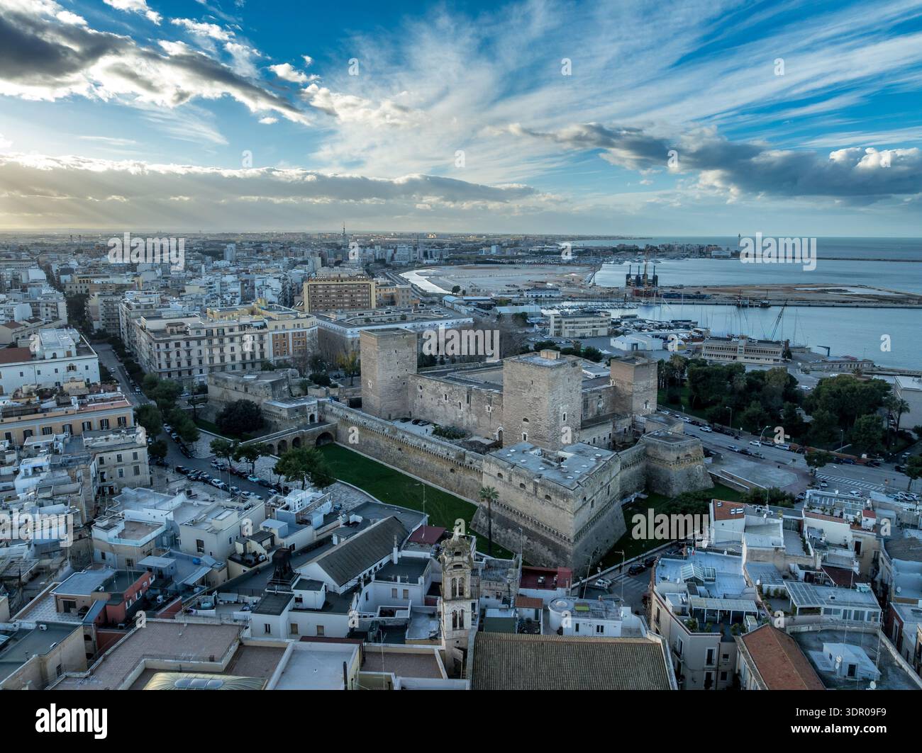 Veduta aerea di Bari Castello Svevo: Una grande fortezza normanna-Hohenstaufen a guardia dell'ingresso della città vecchia con torri e bastioni Foto Stock