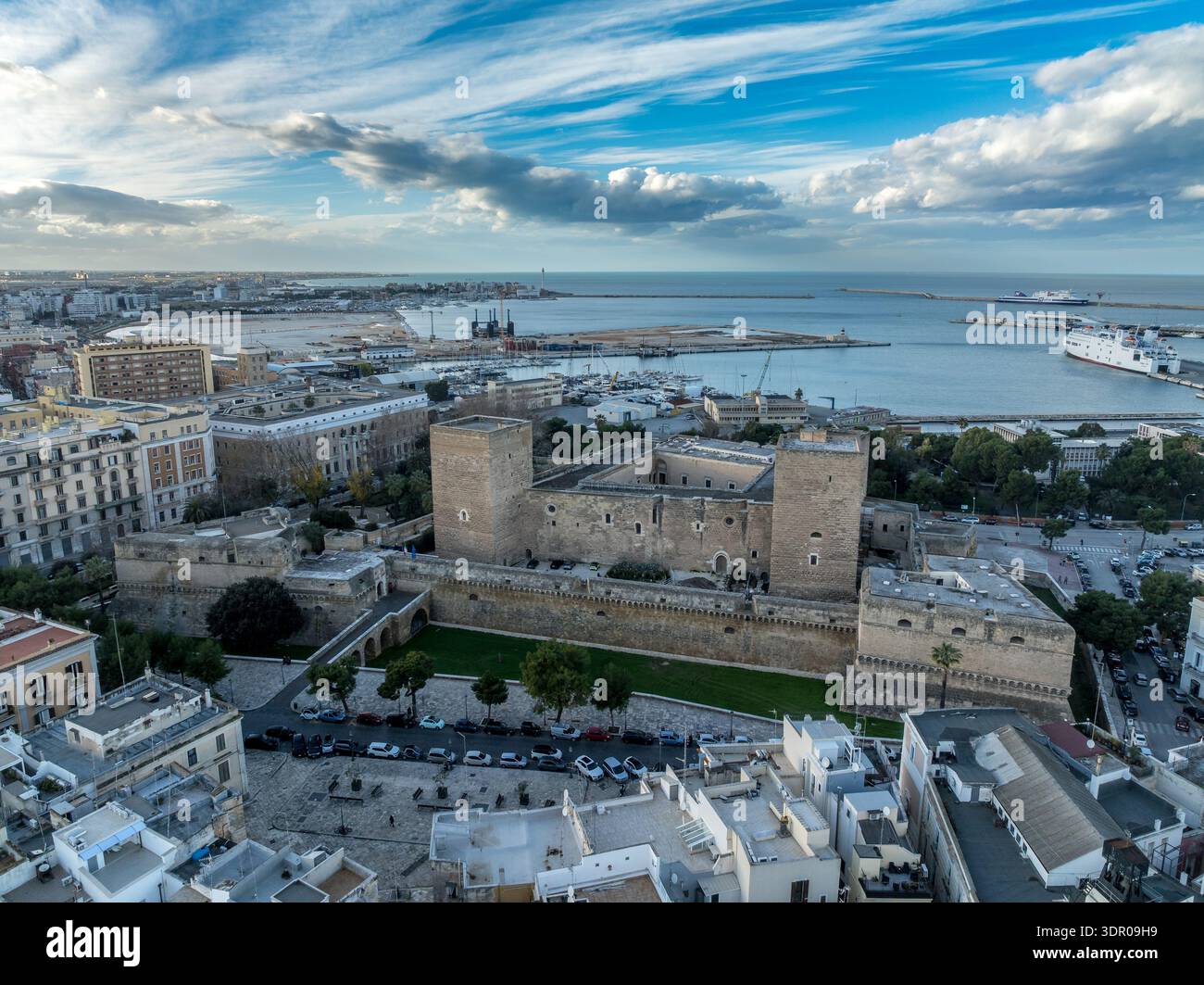 Veduta aerea di Bari Castello Svevo: Una grande fortezza normanna-Hohenstaufen a guardia dell'ingresso della città vecchia con torri e bastioni Foto Stock