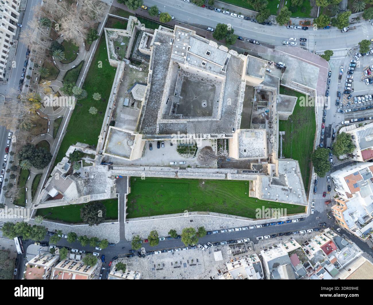 Vista aerea dall'alto verso il basso del castello di Bari con il castello medievale normanno interno, bastioni per cannoni Foto Stock