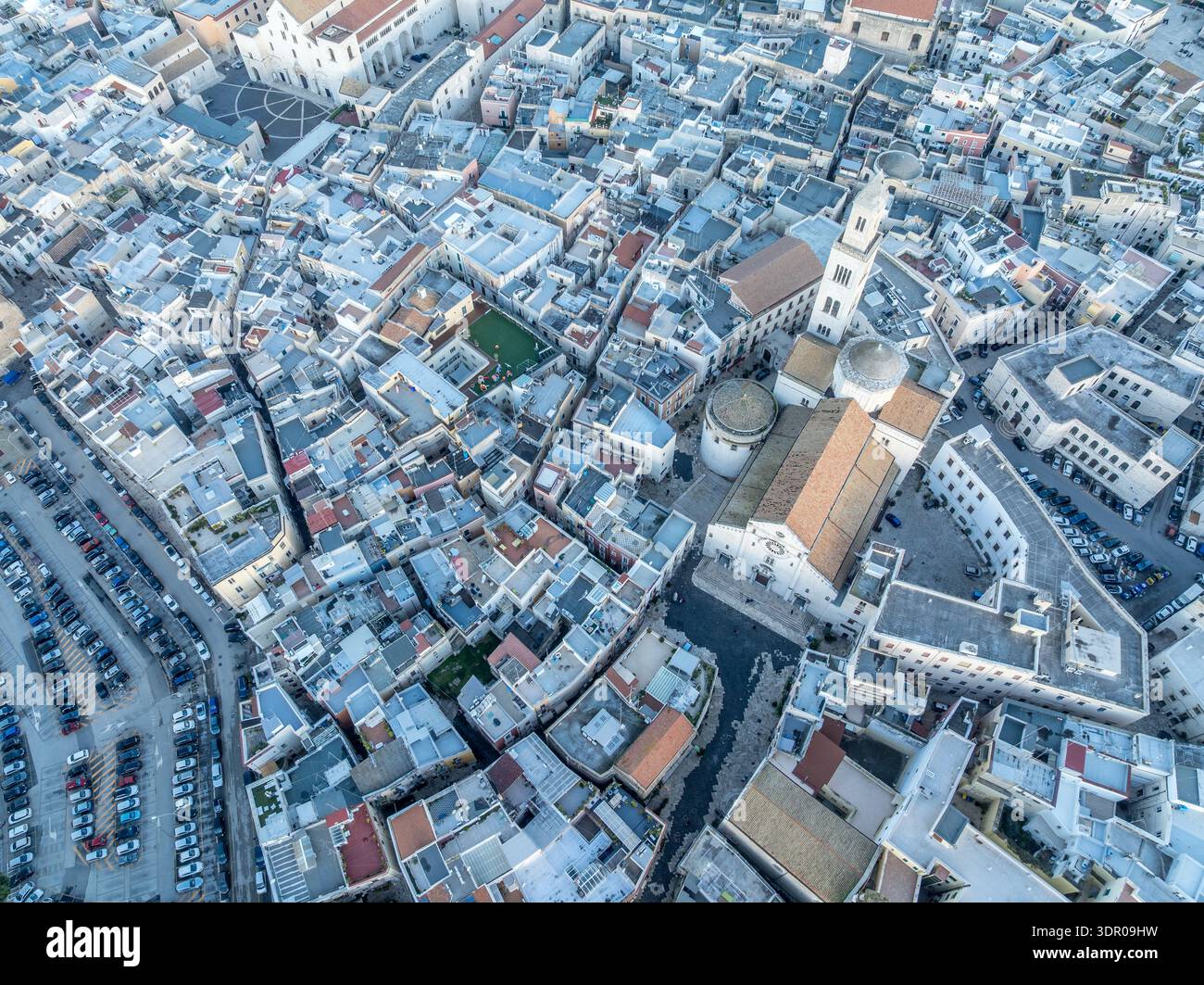 Bari Vecchia: Scopri il cuore medievale della Puglia, con la Basilica di San Nicola, gli storici vicoli in pietra e l'antica fortificazione adriatica Foto Stock