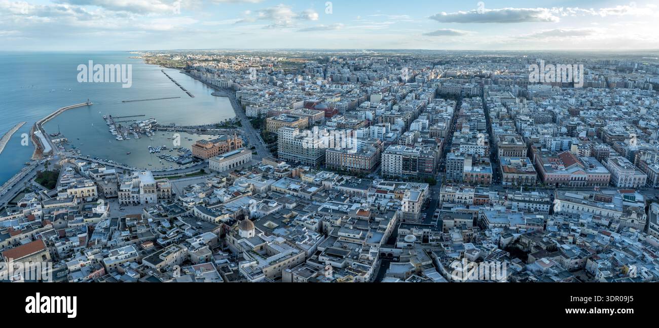 Vista aerea al tramonto di Bari Italia con la costa pugliese Foto Stock