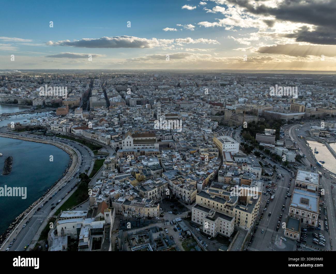 Vista aerea al tramonto di Bari Italia con la costa pugliese Foto Stock