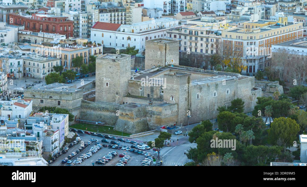 Veduta aerea di Bari Castello Svevo: Una grande fortezza normanna-Hohenstaufen a guardia dell'ingresso della città vecchia con torri e bastioni Foto Stock