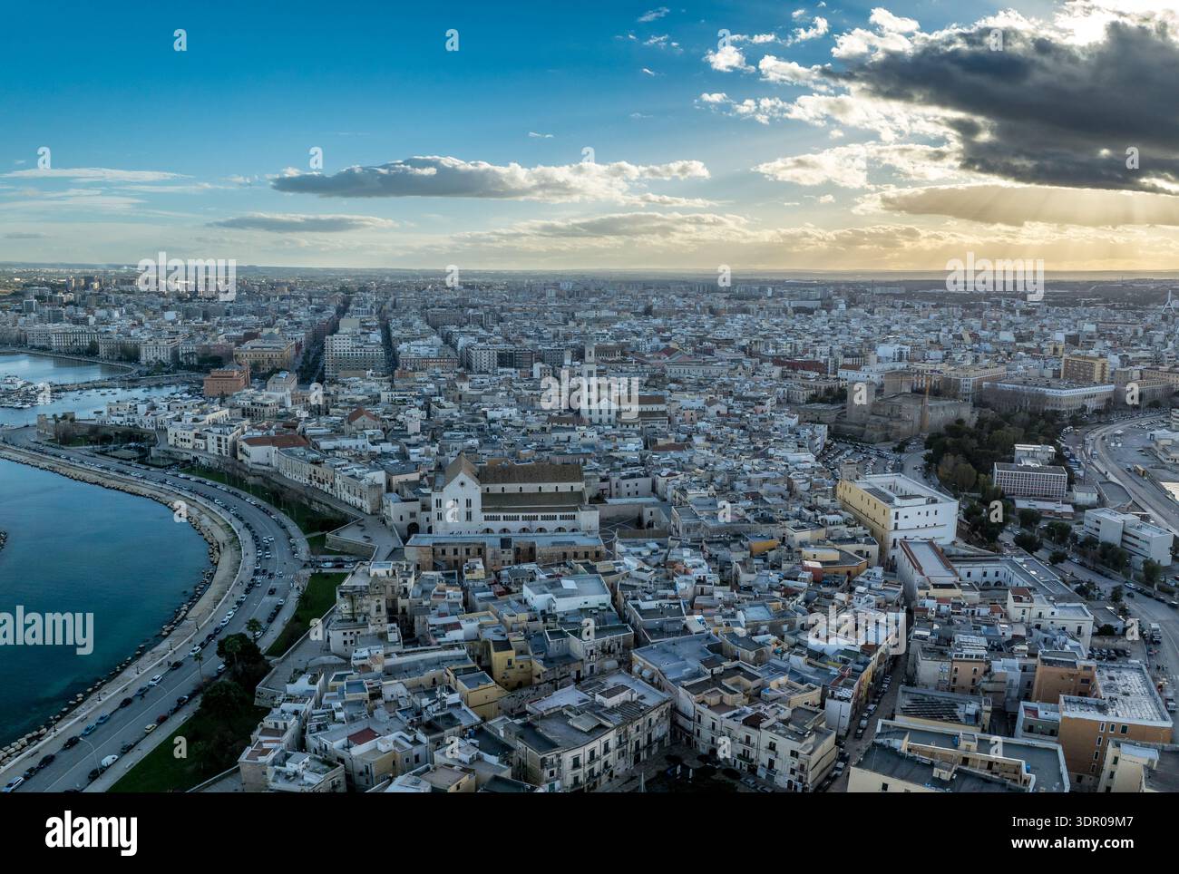 Vista aerea al tramonto di Bari Italia con la costa pugliese Foto Stock