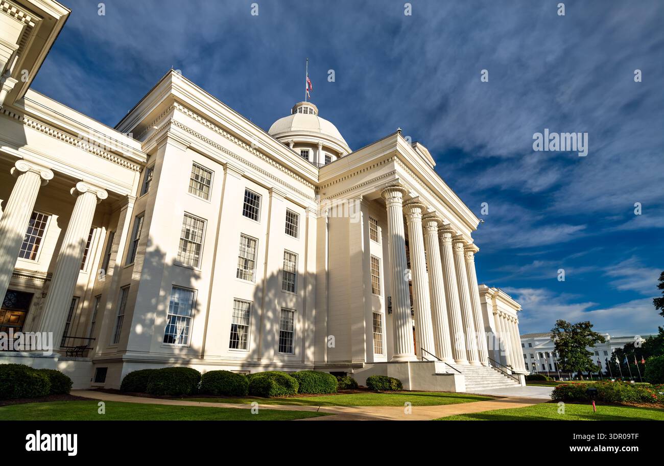 Alabama State Capitol a Montgomery, Stati Uniti. L'architettura revival greca presenta un portico bianco e colonne sotto un cielo blu Foto Stock