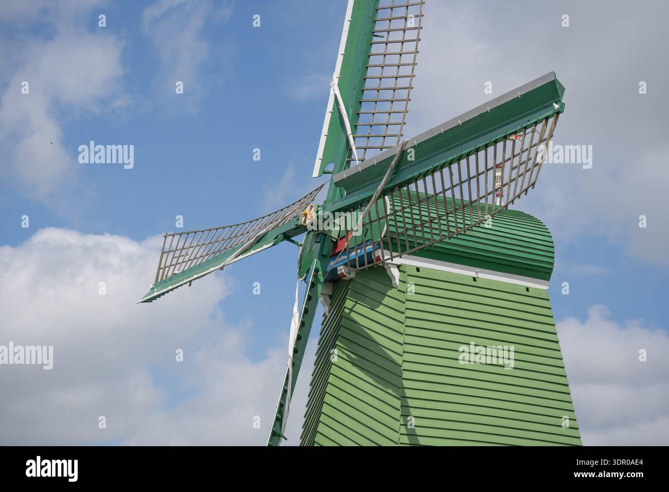 Mulino a vento olandese lungo i canali storici dei Paesi Bassi Foto Stock