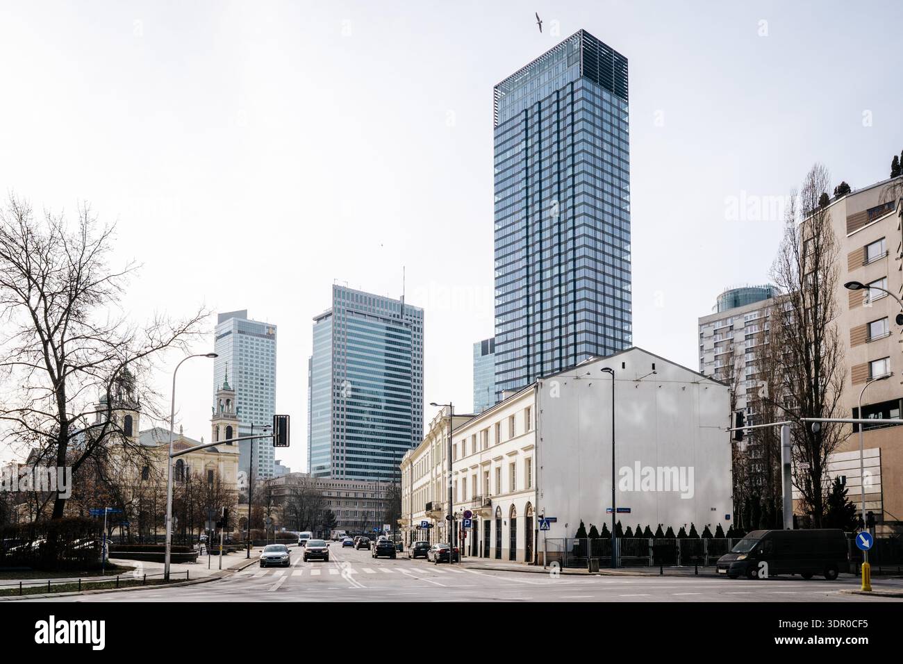 Una vista urbana di Varsavia all'incrocio tra le vie Twarda e Emilii Plater. L'immagine raffigura il moderno cielo residenziale Cosmopolitan Twarda 2/4 Foto Stock