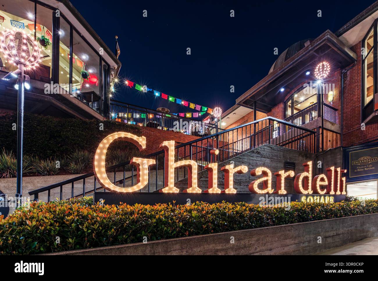 Vista notturna di Ghirardelli Square a San Francisco, California Foto Stock