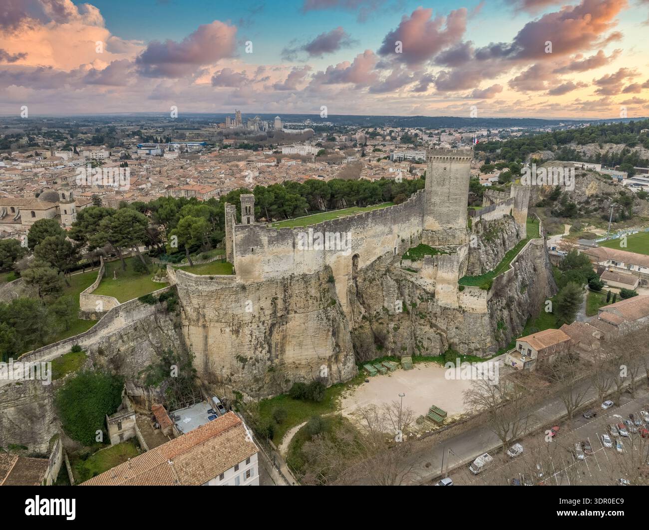Una vista aerea delle rovine della fortezza Beaucaire e della fortezza triangolare, Gard, Francia, con il suggestivo cielo del tramonto Foto Stock