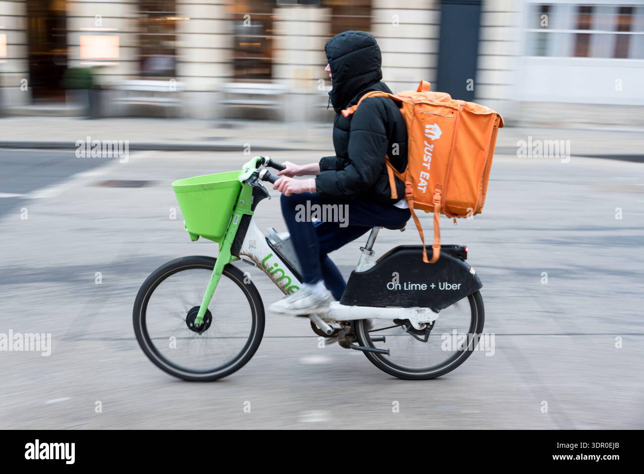 Pedala per la consegna di cibo in movimento sulla strada del Regno Unito in città Foto Stock