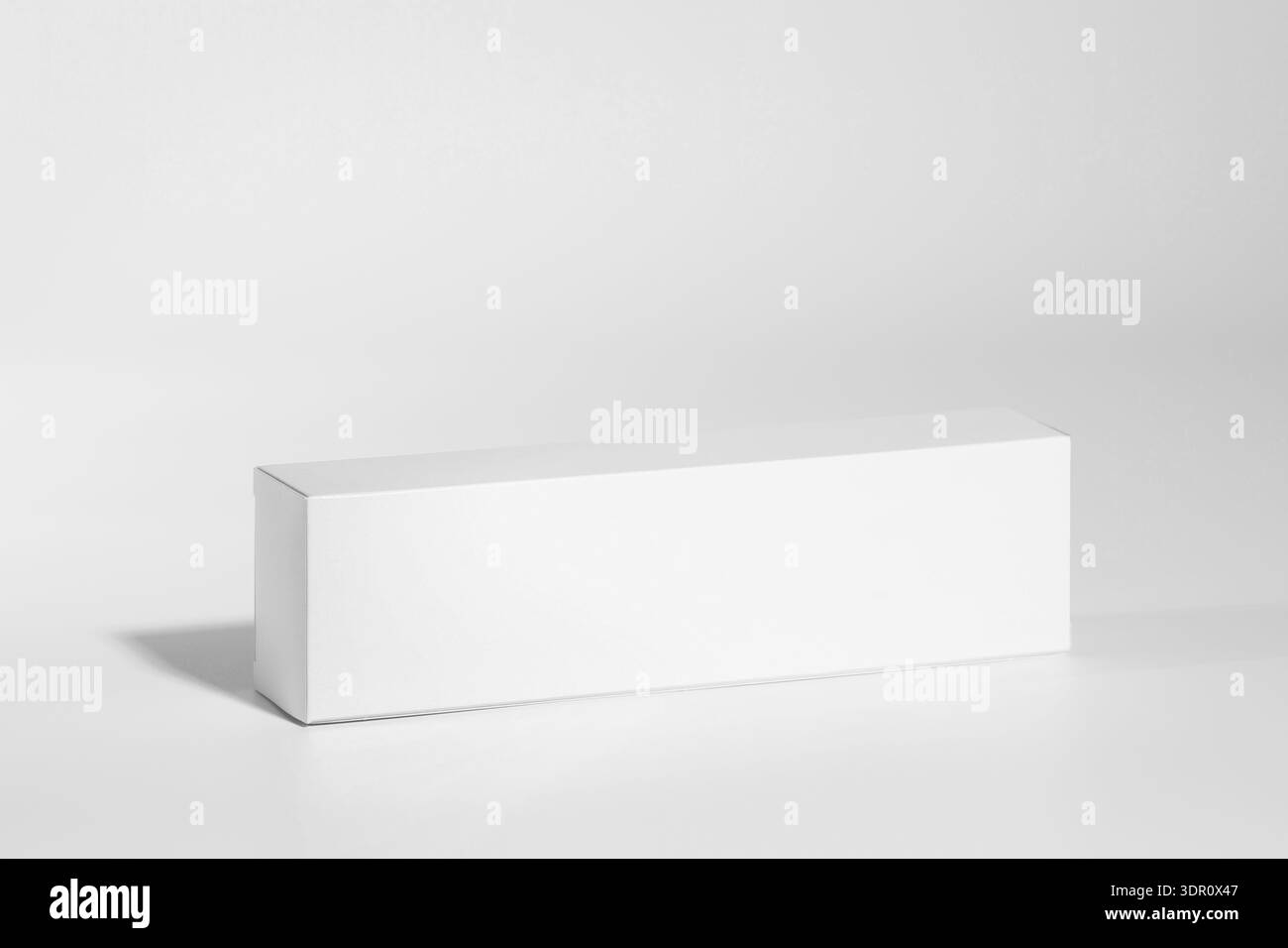 Mockup di una lunga scatola bianca di prodotto per paraparmacia, in piedi, comprensivo di tracciatura, sfondo bianco, isolato Foto Stock
