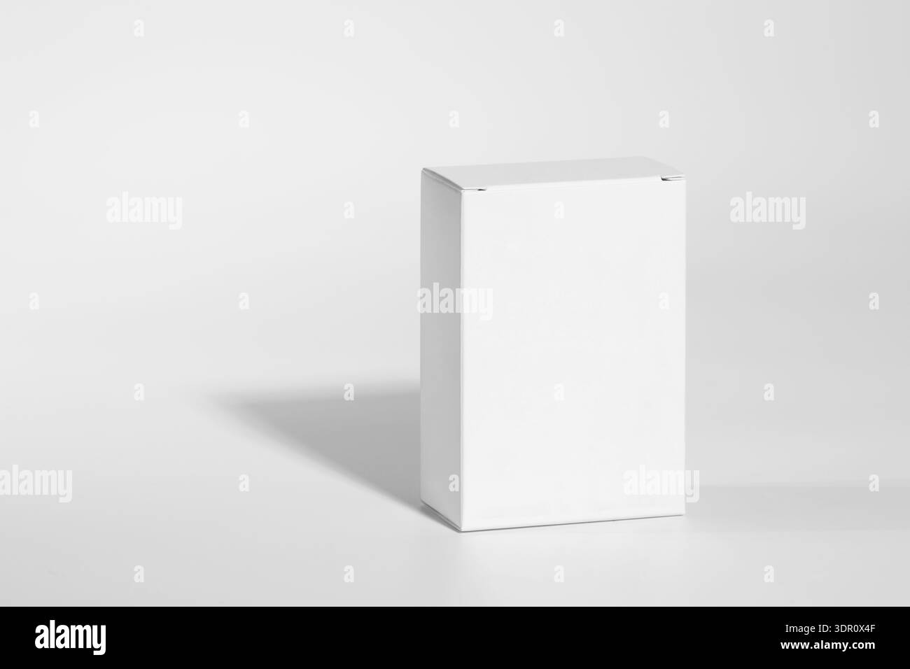 Mockup di una scatola bianca di prodotto per paraparmacia, in piedi, comprensivo di tracciatura, sfondo bianco, isolato Foto Stock