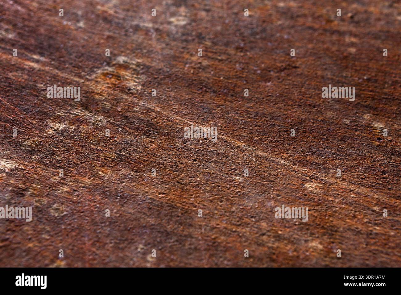 La superficie di un tavolo in legno mostra segni di usura e consistenza dovuti all'uso regolare e al passaggio del tempo Foto Stock