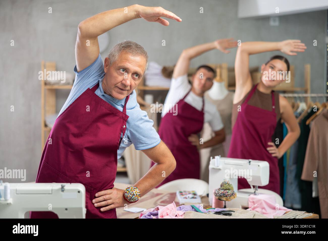 I sarti si riscaldano in officina Foto Stock