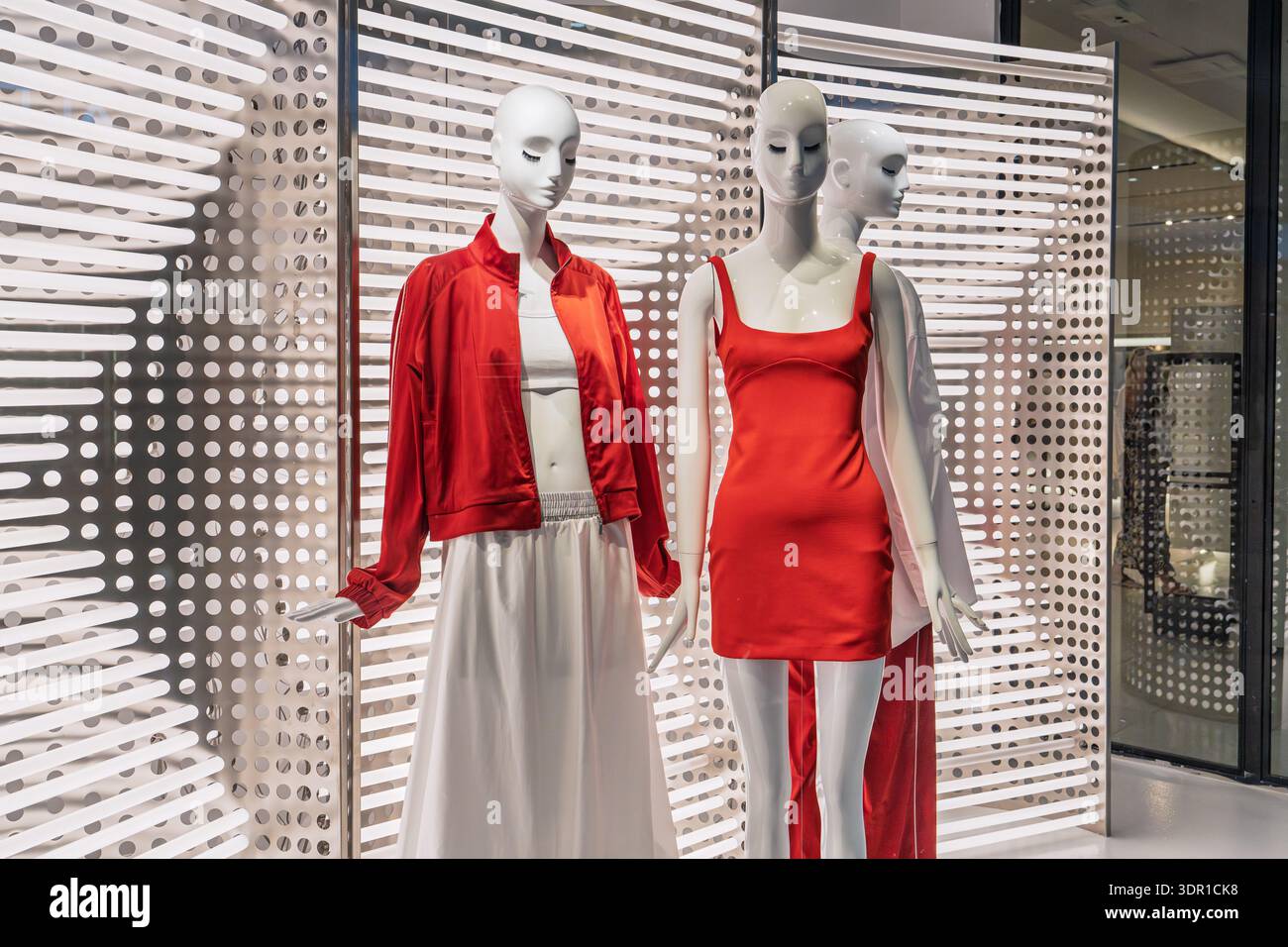Manichini alla moda che sfoggiano abbigliamento alla moda in un esclusivo negozio al dettaglio Foto Stock