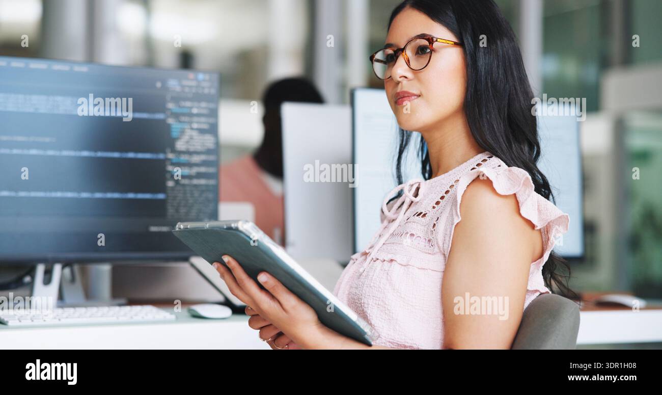 Pensiero, donna e tablet per la programmazione in ufficio con ricerca, pianificazione e codifica. Persona femminile, tecnologia e idee per la risoluzione dei problemi, sito Web Foto Stock