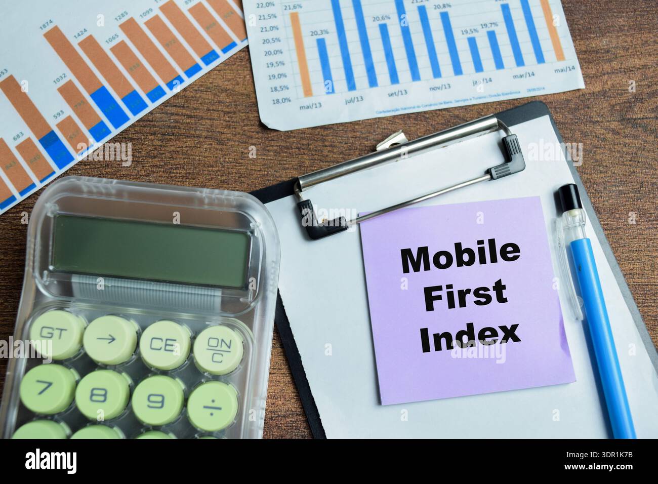 Concetto di "mobile first index write on sticky notes" isolate su un tavolo in legno. Foto Stock