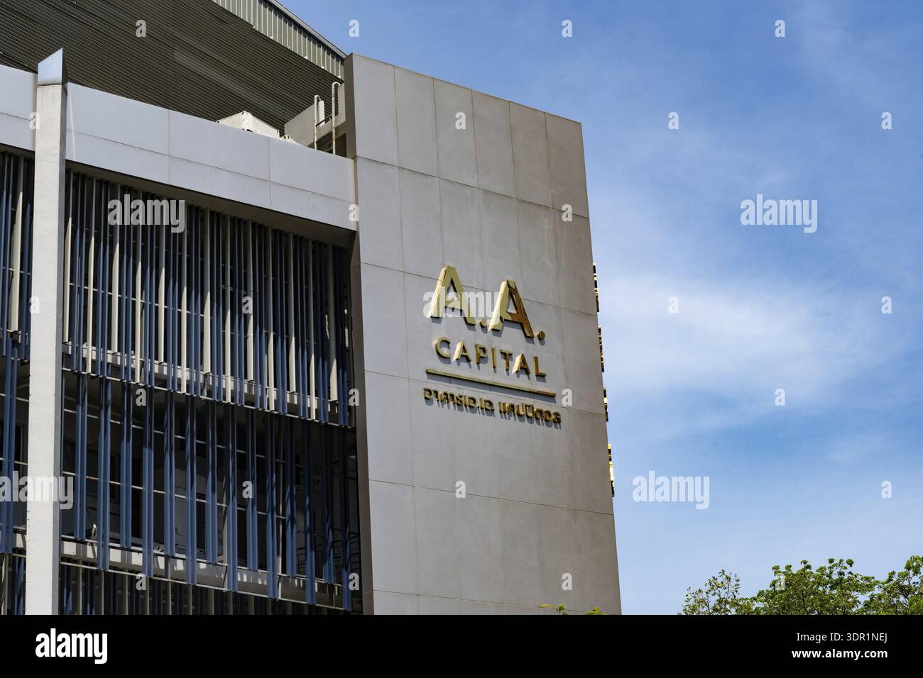 Bangkok, Thailandia. 13 marzo 2025. AA Tower Business Center, Ratchada, Ratchadaphisek Road, DIN Daeng, Bangkok, Thailandia Foto Stock