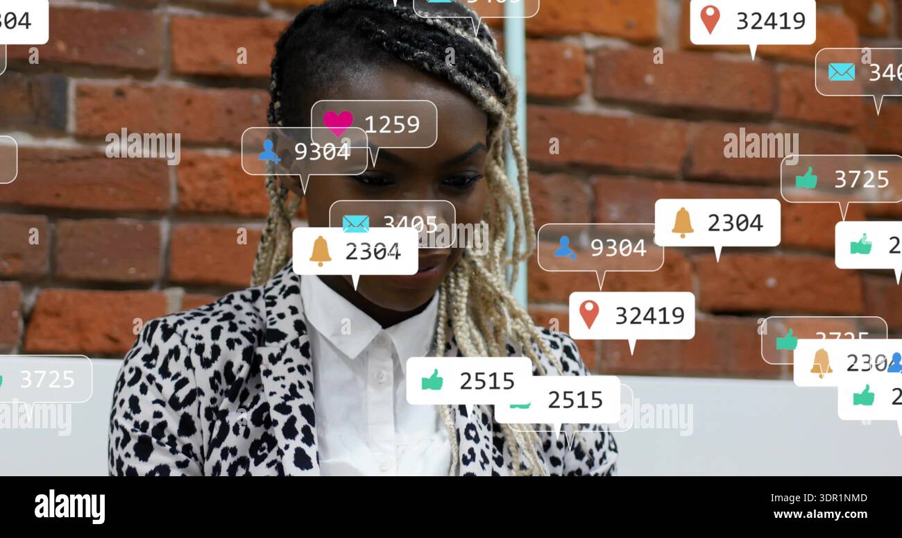 Donna che esegue la scansione con capelli intrecciati e blazer a motivi geometrici, visualizzando le bolle di notifica sul muro di mattoni Foto Stock